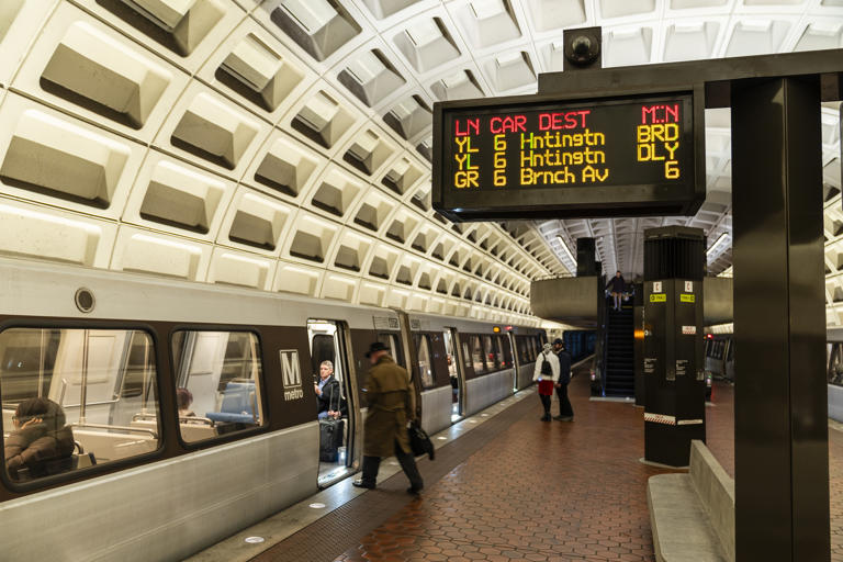 Metro's Yellow, Green lines delayed after cracked rail caused single ...