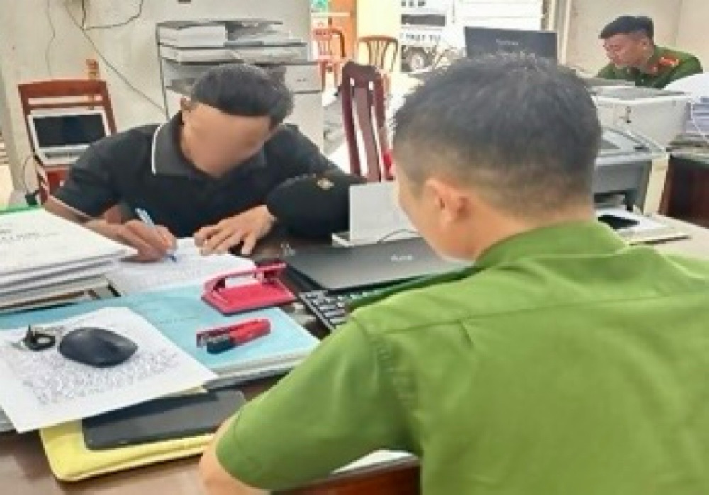 Công an ở Lâm Đồng xử phạt người thả rông bò gây mất an toàn giao thông