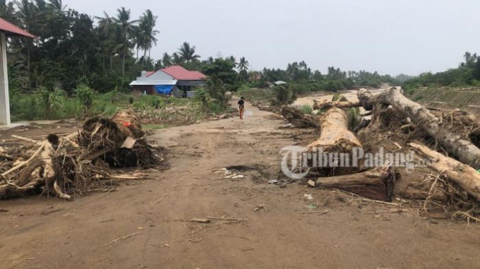 Rumah di tepi sungai, Rustina dari Padang menolak relokasi meski banjir mengancam