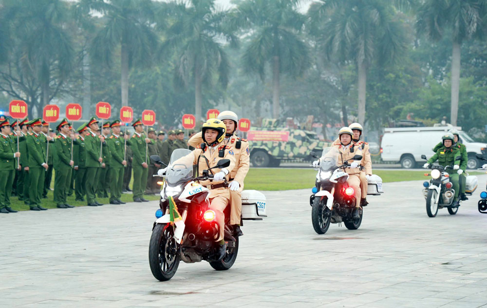 Diễu hành tại lễ ra quân. Ảnh: Tống Huệ