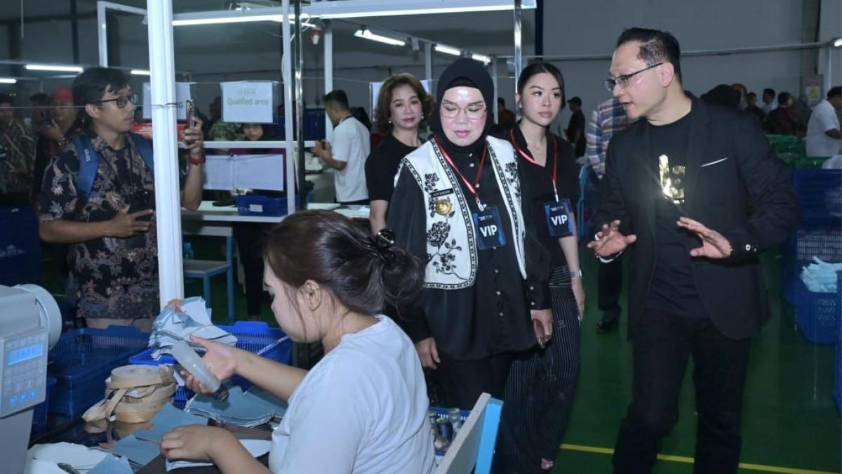 Bupati Etik Luncurkan Ekspor Perdana Sepatu Lokal: Awal Baru Industri Alas Kaki Nusantara