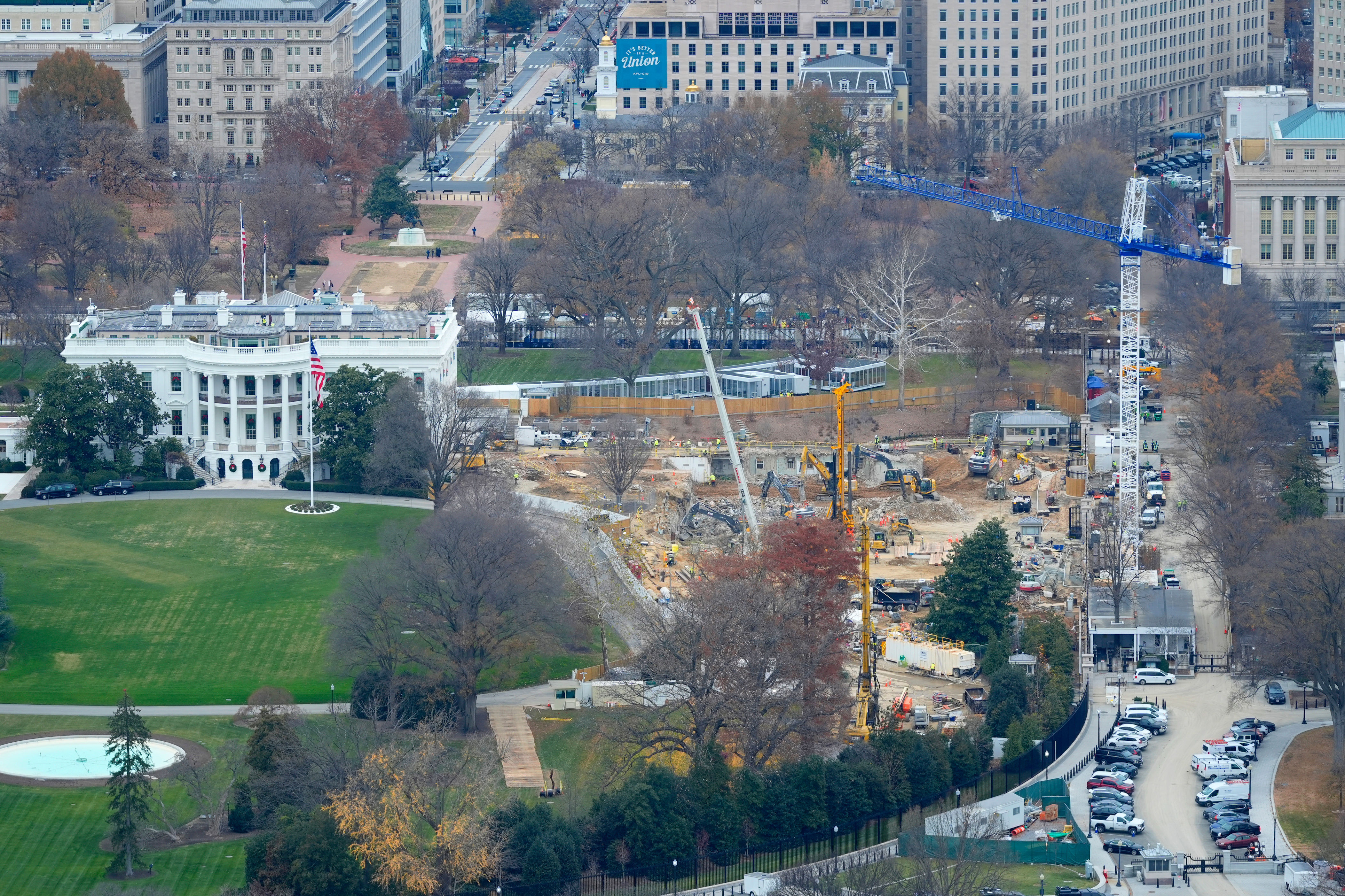 Trump sets White House ballroom completion date