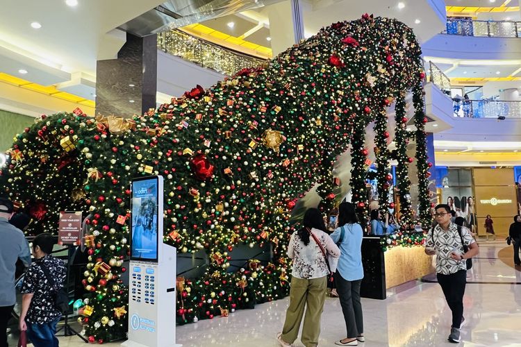 Terowongan Natal Pacific Place Jadi Viral, Pengunjung Rela Naik Turun Eskalator Berulang kali