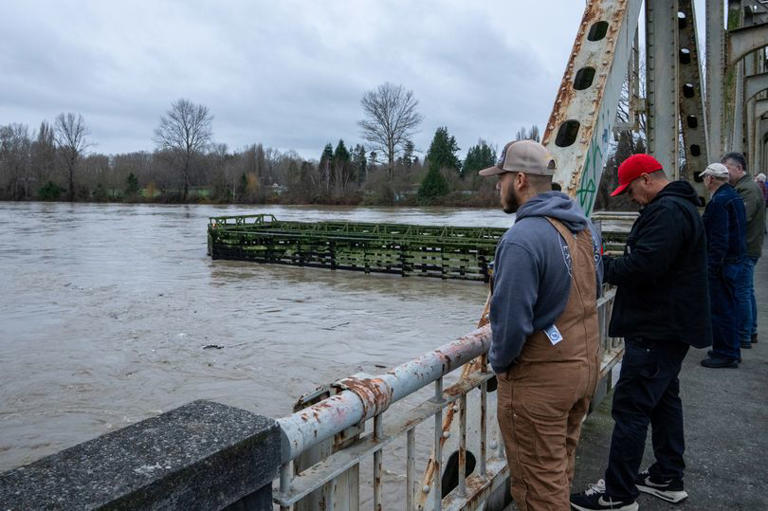 Raging floodwaters force 1,000 from homes in Washington state as Skagit ...
