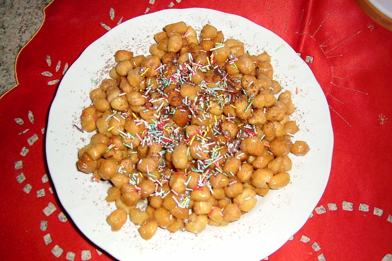 Natale a Napoli tra struffoli, roccocò e susamielli: come nascono i ...