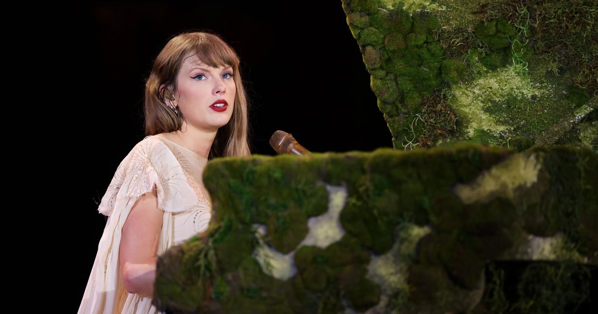 Taylor Swift cried offstage at her first concert after 3 fans were killed<br><br>