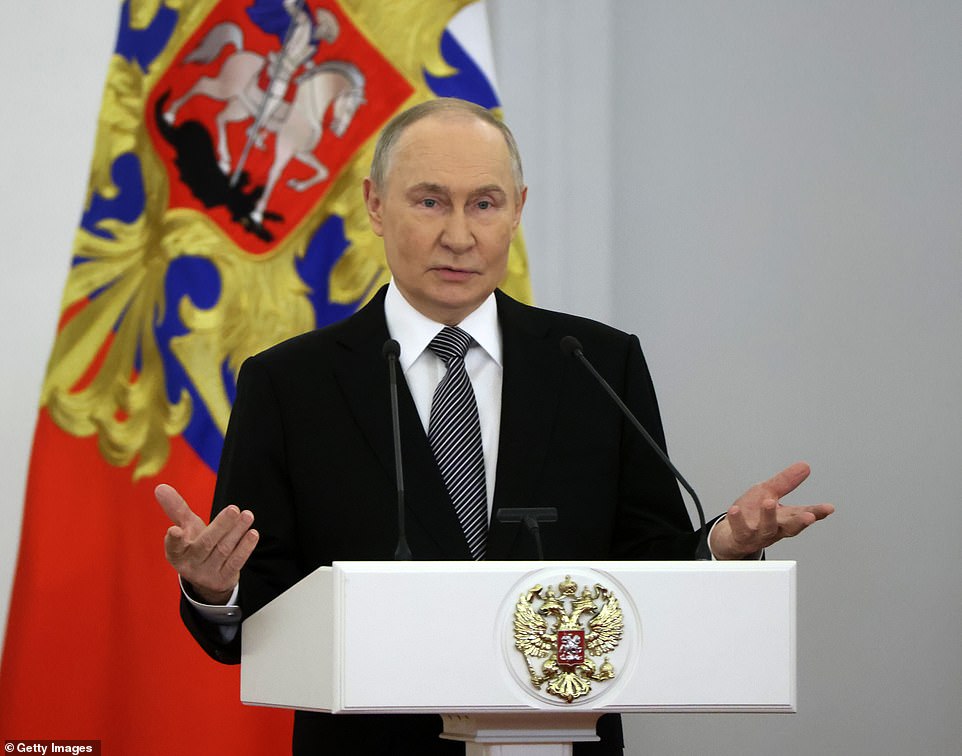 Putin calls Venezuelan president to pledge Russian support