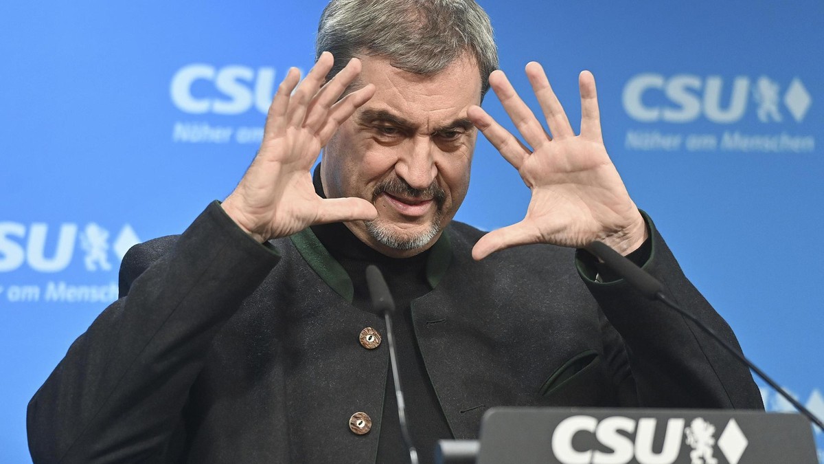 Markus SOEDER (Ministerpraesident Bayern und CSU Vorsitzender),Gestik, Einzelbild,angeschnittenes Einzelmotiv,Portraet,Portrait,Portr??t. Pressekonferenz der CSU zur Klausurtagung des Parteivorstands in der CSU Landesleitung in Muenchen am 21.11.2025