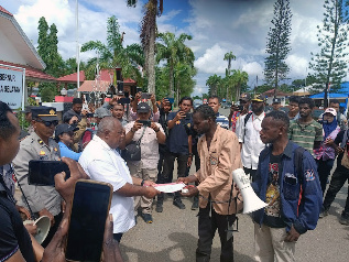 Demo di Kantor Gubernur Papsel Peringati HAM Internasional