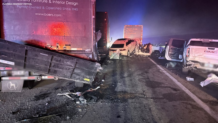 14 vehicles are involved in four crashes when heavy smoke blankets I-75 in Naples; one person killed<br><br>