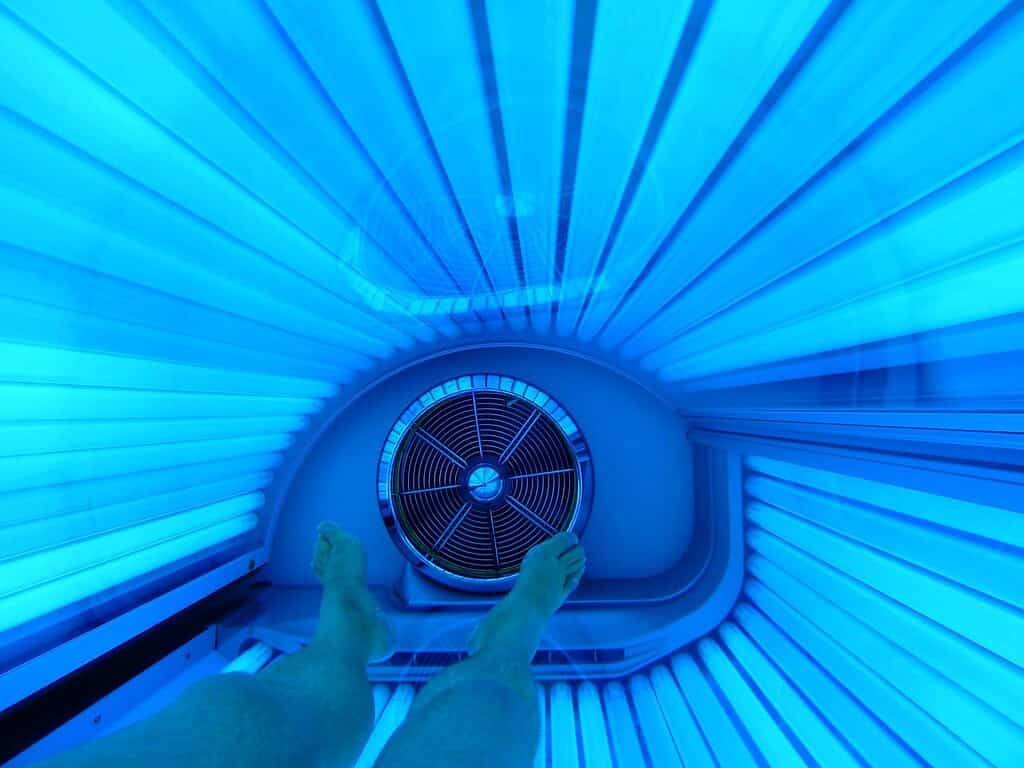 Scientists finally explain why tanning beds are linked to much higher ...