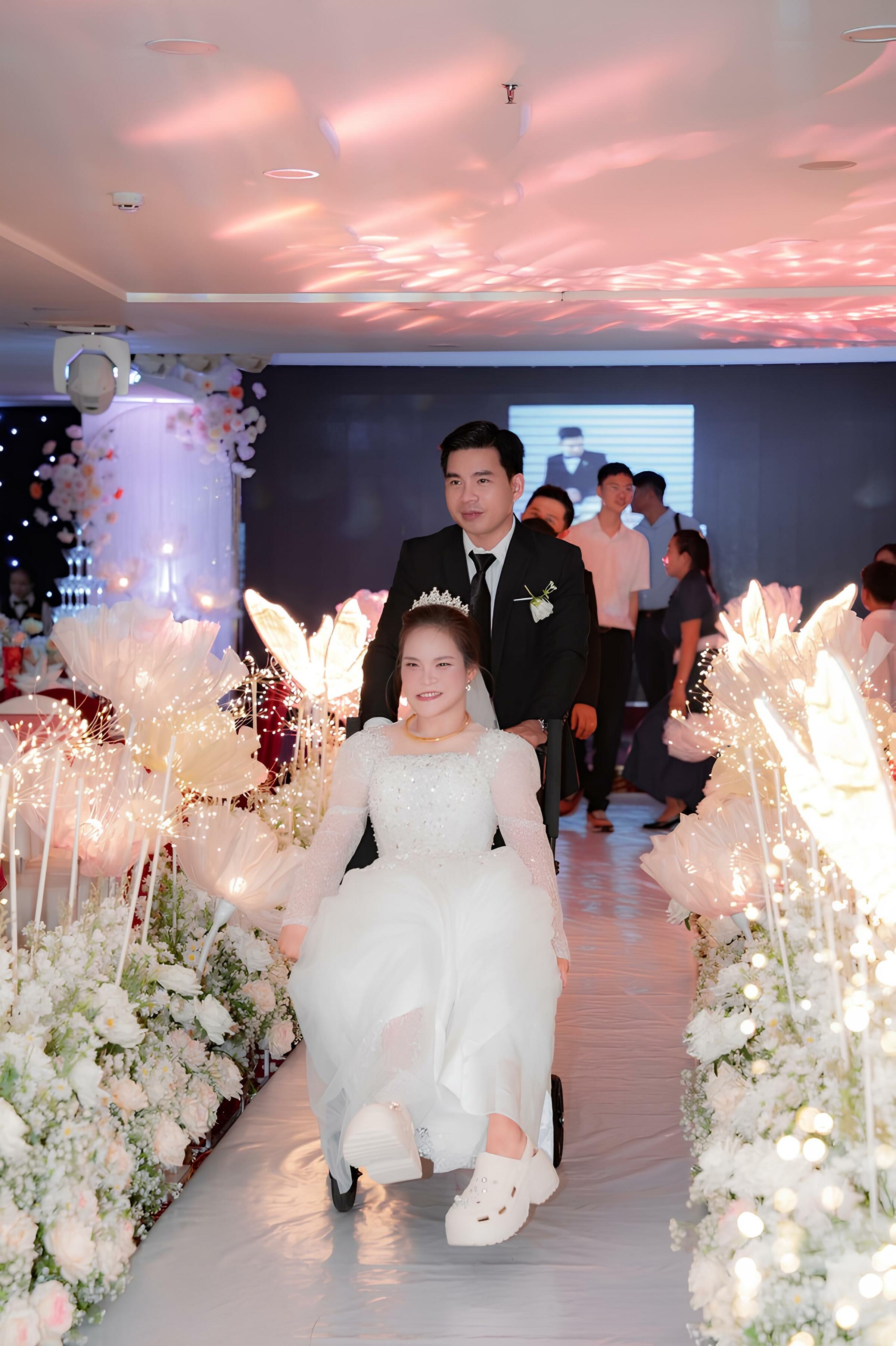 Mối tình 5 năm của chàng trai Đăk Lăk với cô gái ngồi xe lăn