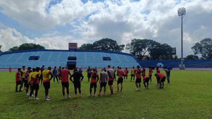Berita Arema FC Terbaru: Latihan Tanpa Marcos Santos dan Dalberto, Ian Puleio Ingin Naikkan Peringka