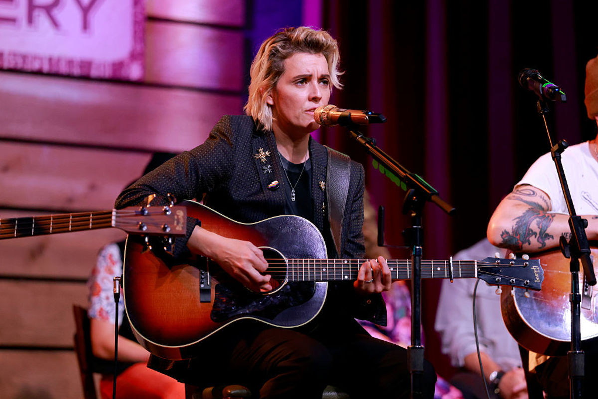 Brandi Carlile delivers surprise to audience with 'absolutely iconic ...
