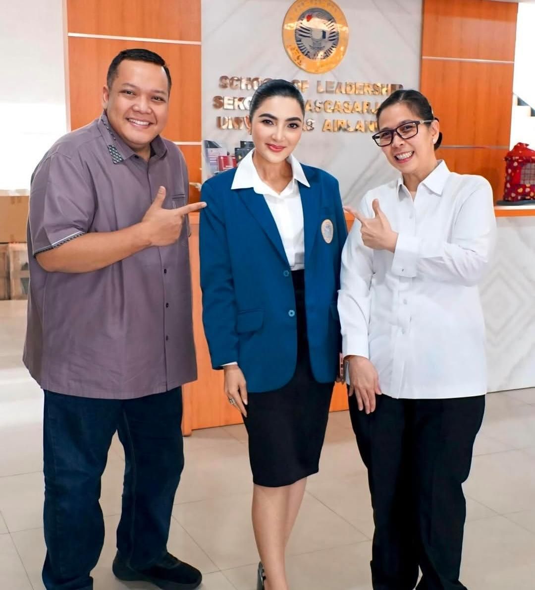 9 potret Ashanty lulus ujian disertasi UNAIR, penuh kebanggaan