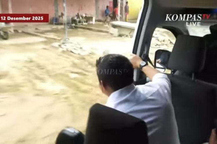 Seskab Teddy Tertinggal dari Rombongan Prabowo