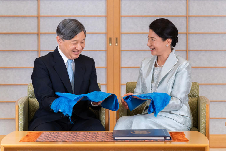 天皇家雅子皇后様愛子内親王様縦７８センチ横幅６７センチ水彩素敵な光景画額装品 雅子さまと愛子さま「美しき青の装い」皇后と内親王がモンゴルとラオス