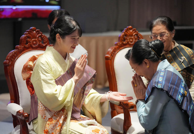 海外コレクター向天皇家雅子皇后様愛子内親王様縦７８X横６７センチ水彩画額装品 雅子さまと愛子さま「美しき青の装い」皇后と内親王がモンゴルとラオス