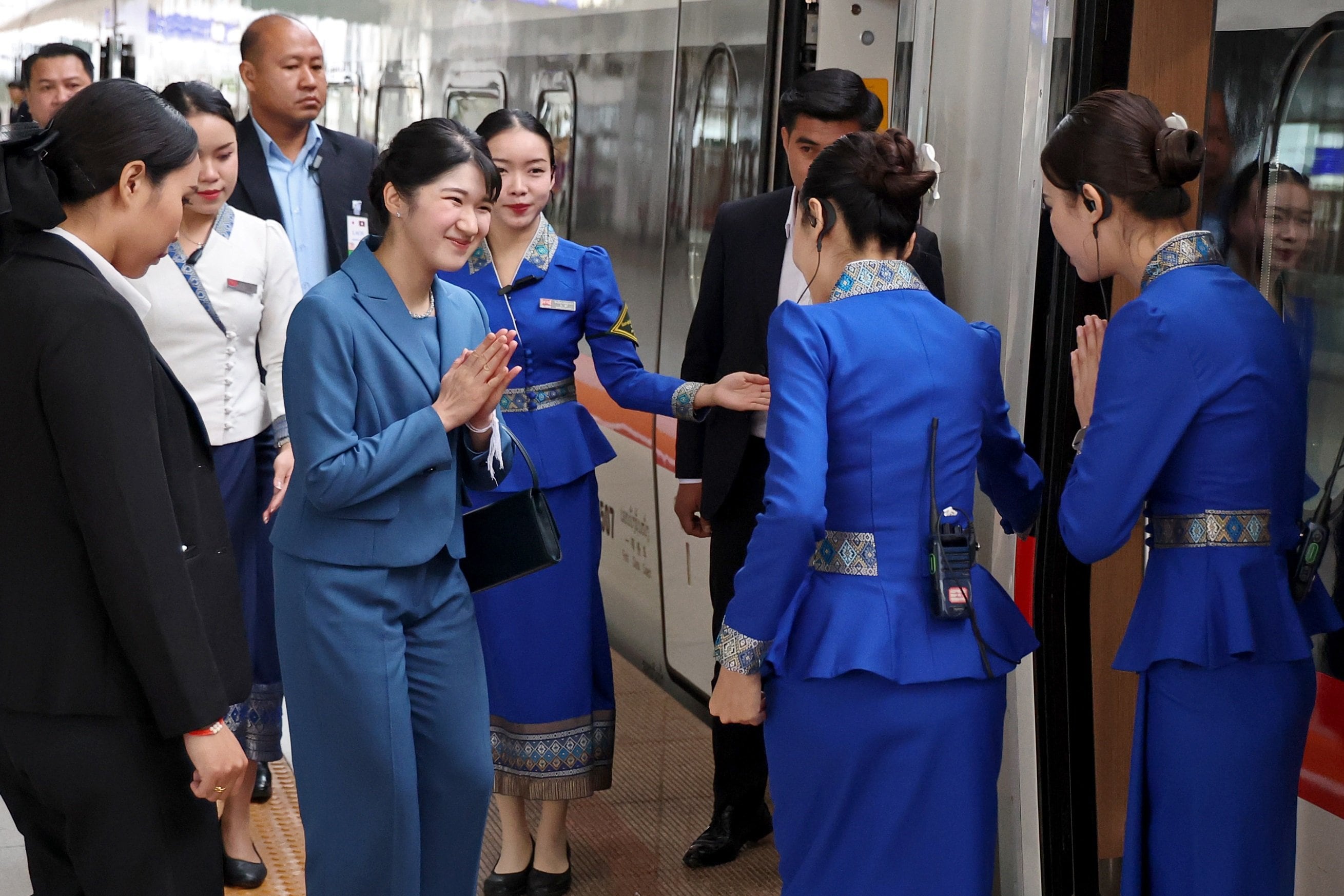 雅子さまと愛子さま「美しき青の装い」皇后と内親王がモンゴルとラオス