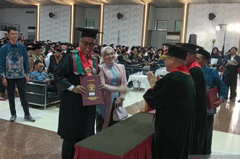 Uya Kuya Lulus Magister Hukum Unissula