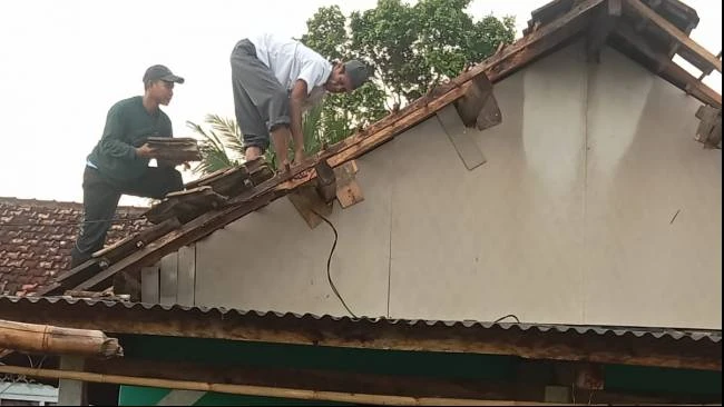 Angin kencang dampakkan puluhan rumah rusak di berbagai daerah