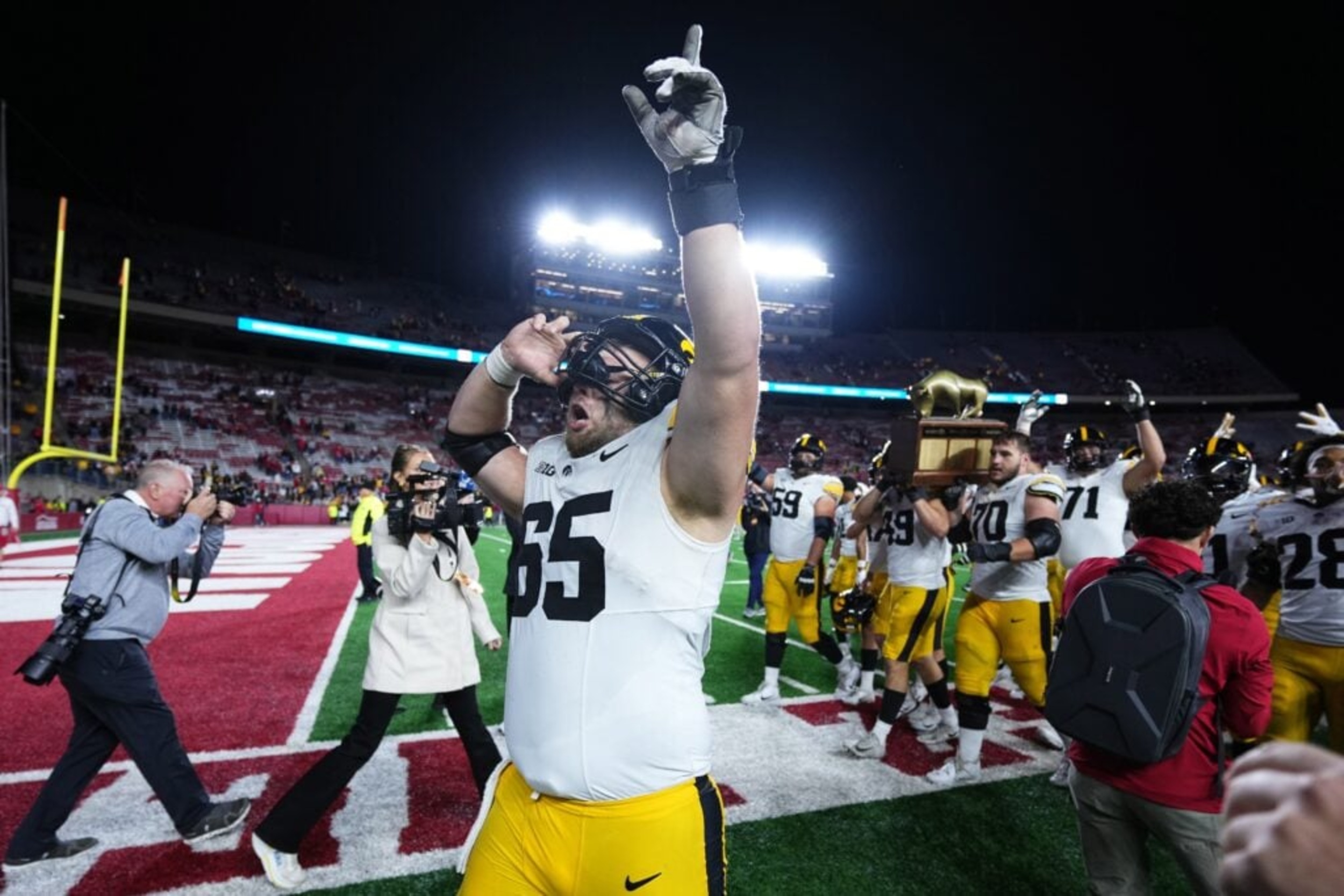 Iowa's Logan Jones wins the Rimington Trophy