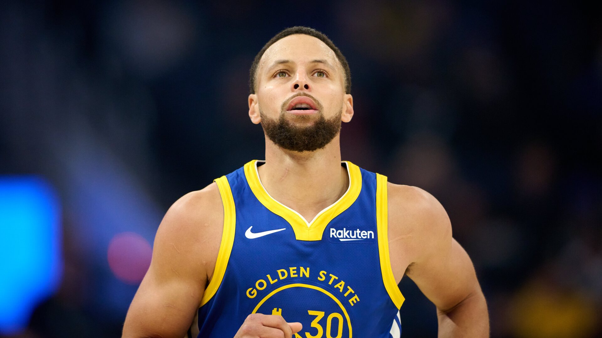 Watch Stephen Curry celebrate return with ridiculous length-of-court tunnel shot<br><br>