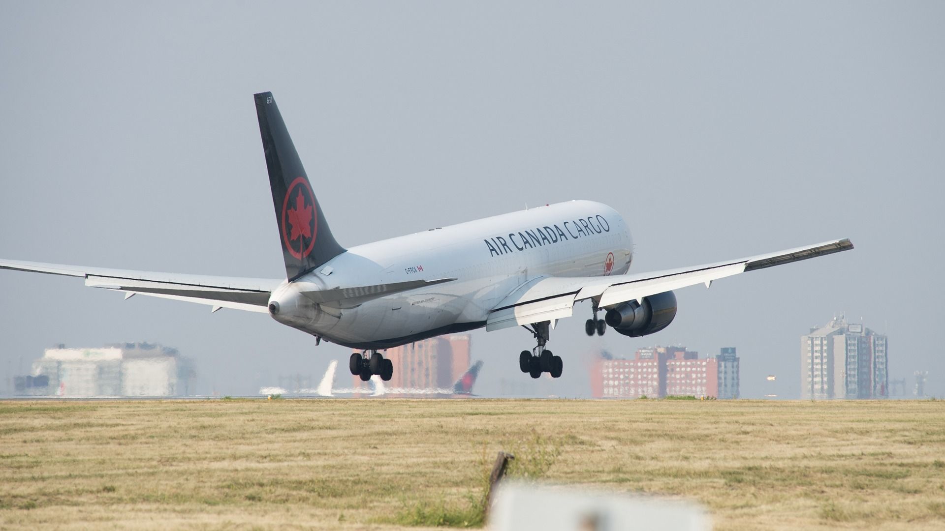 Why did Boeing build the 767 with forward-tilting gear?