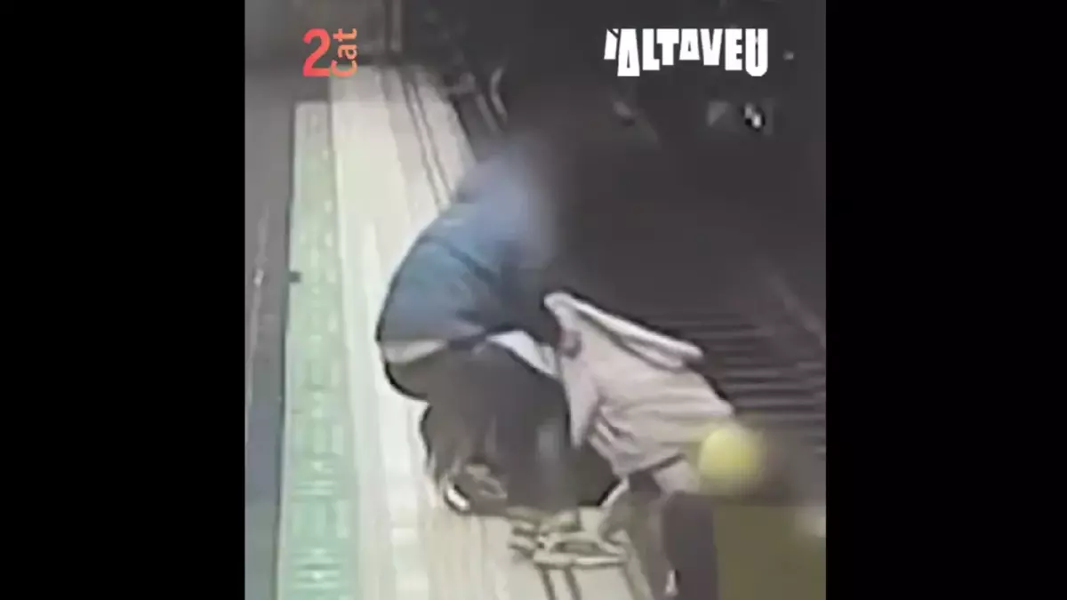 Una policía salta a las vías del metro en Barcelona para salvar a un ...