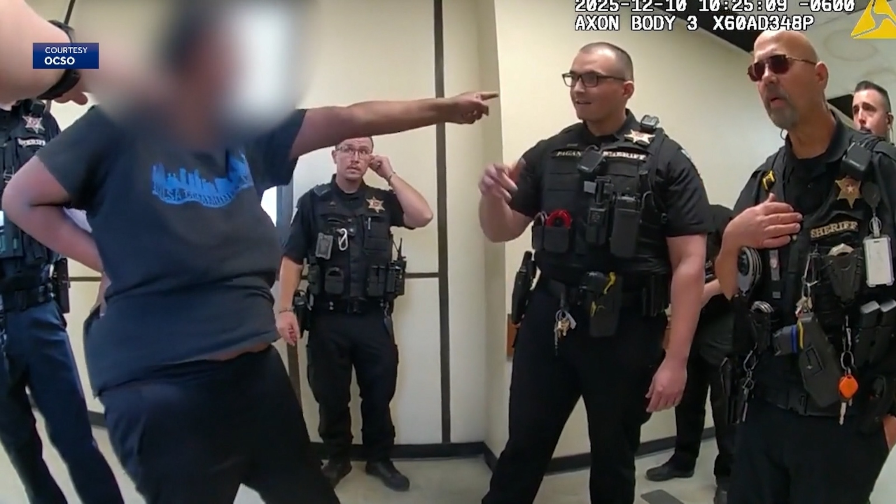 Pregnant mom stops stranger from alleged kidnapping in courthouse<br><br>