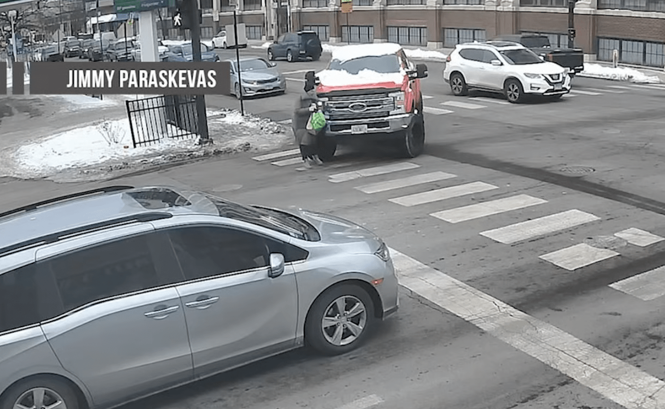 Una mujer es atropellada por un auto cubierto de nieve en el noroeste ...