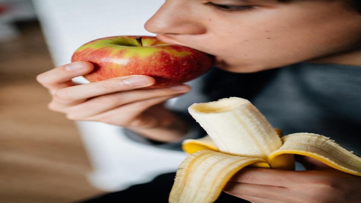 Apple vs. banana: Which fruit is actually better for your health, according to nutrition experts<br>