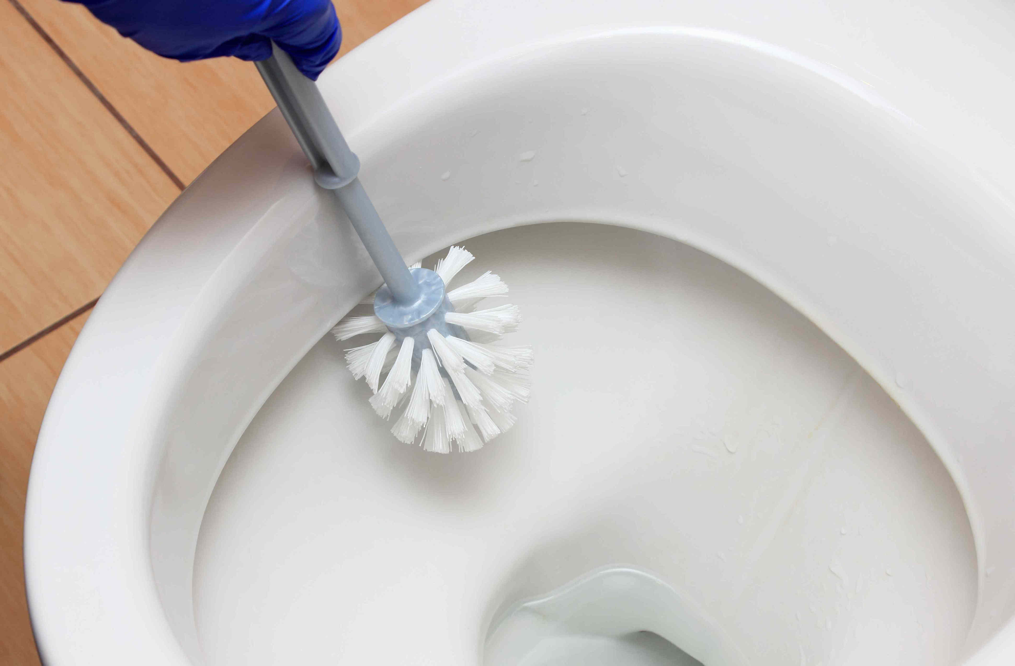 How to use baking soda to get your toilet bowl sparkling clean