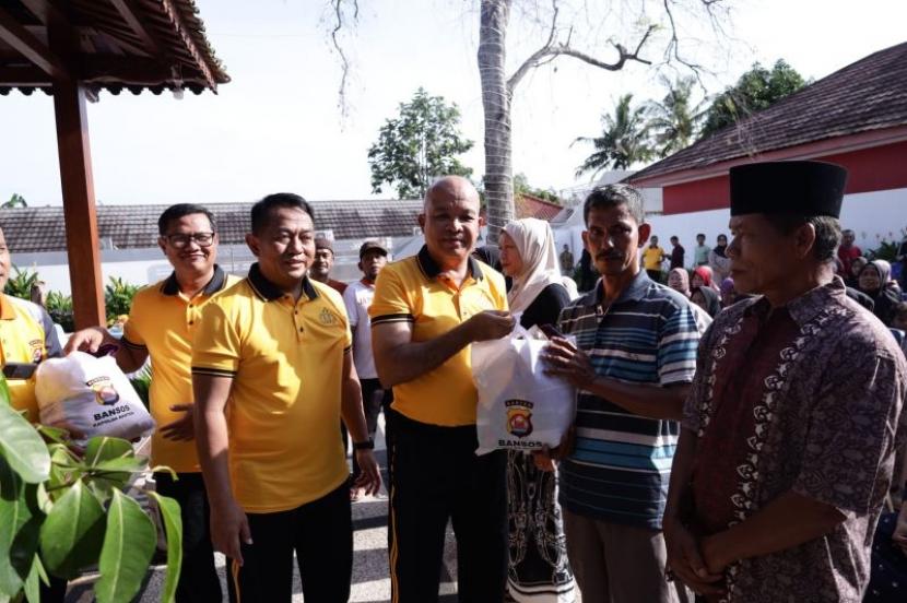 Polda Banten Berikan Bantuan Pangan ke Warga Cibebek