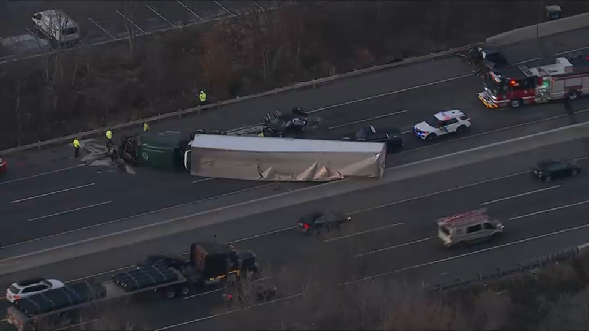 All southbound lanes of NJ Turnpike closed after crash involving truck