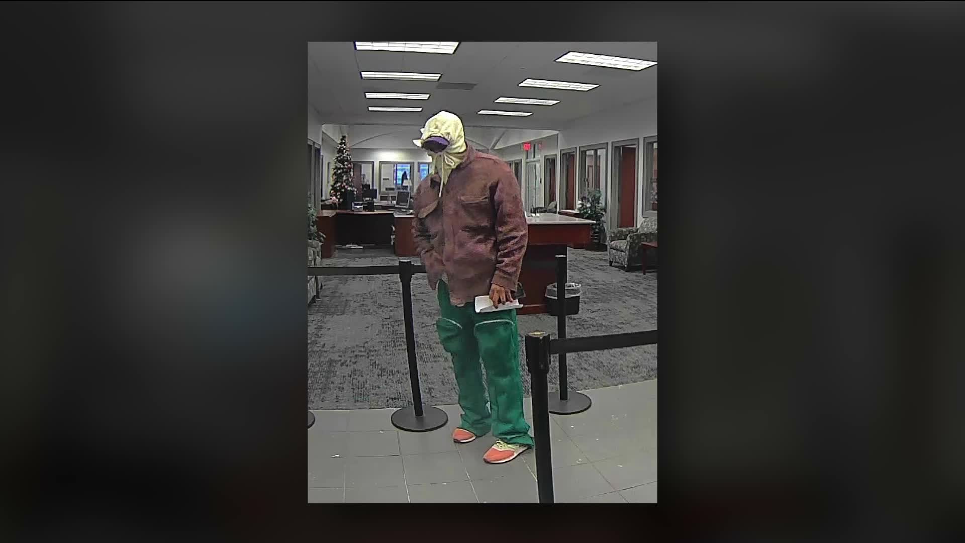 Police search for suspect after North Chesterfield bank robbery