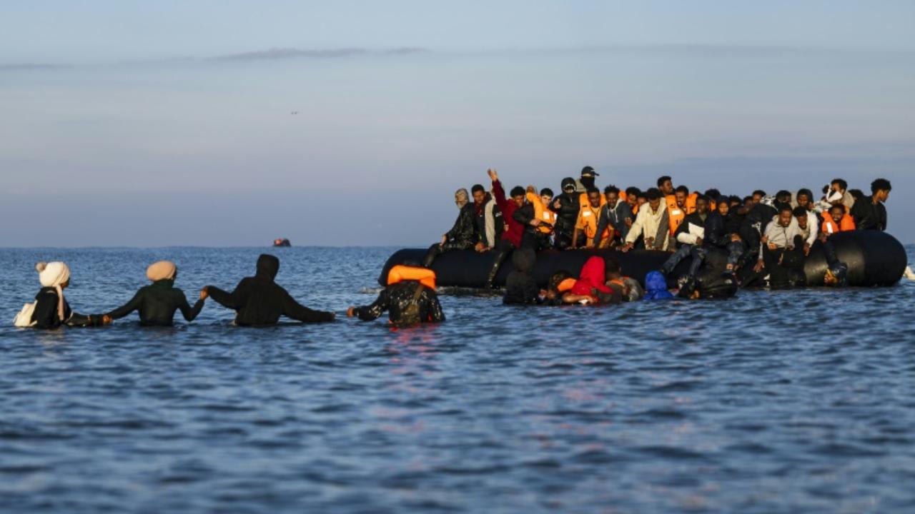 Failed asylum seekers vanishing from UK hotels every day to live off ...