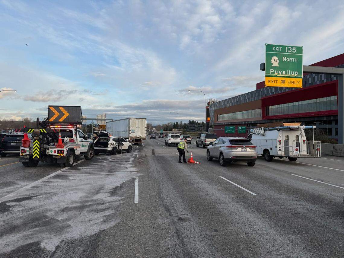 Traffic alert: Semi truck crash on northbound I-5 blocks three lanes