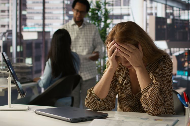 Merasa kelelahan di tempat kerja? Ini cara mengatasi burnout sesuai zodiak, coba sekarang!