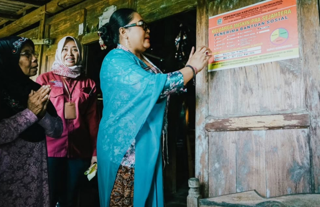 Rumah Penerima Bansos Dipasang Stiker Keluarga Miskin