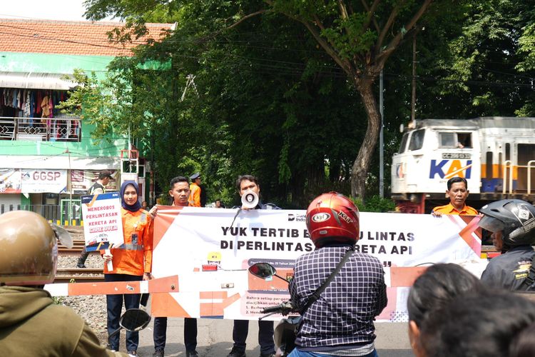Mendekati Nataru, KAI Ajarkan Keselamatan di Perlintasan Surabaya Gubeng