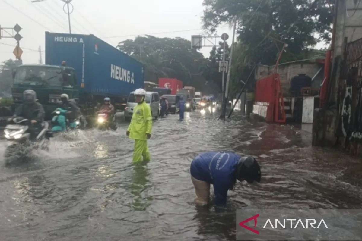 Pemkot Jakbar Perintahkan Lurah Siaga Cuaca Ekstrem