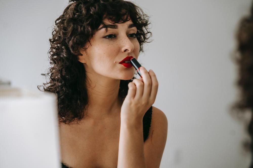 Femme Fatale: 8 Ciri Wanita Berpesona Kuat
