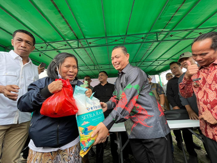 Gubernur Kalbar Bantu Masyarakat Sintang Belanja Murah