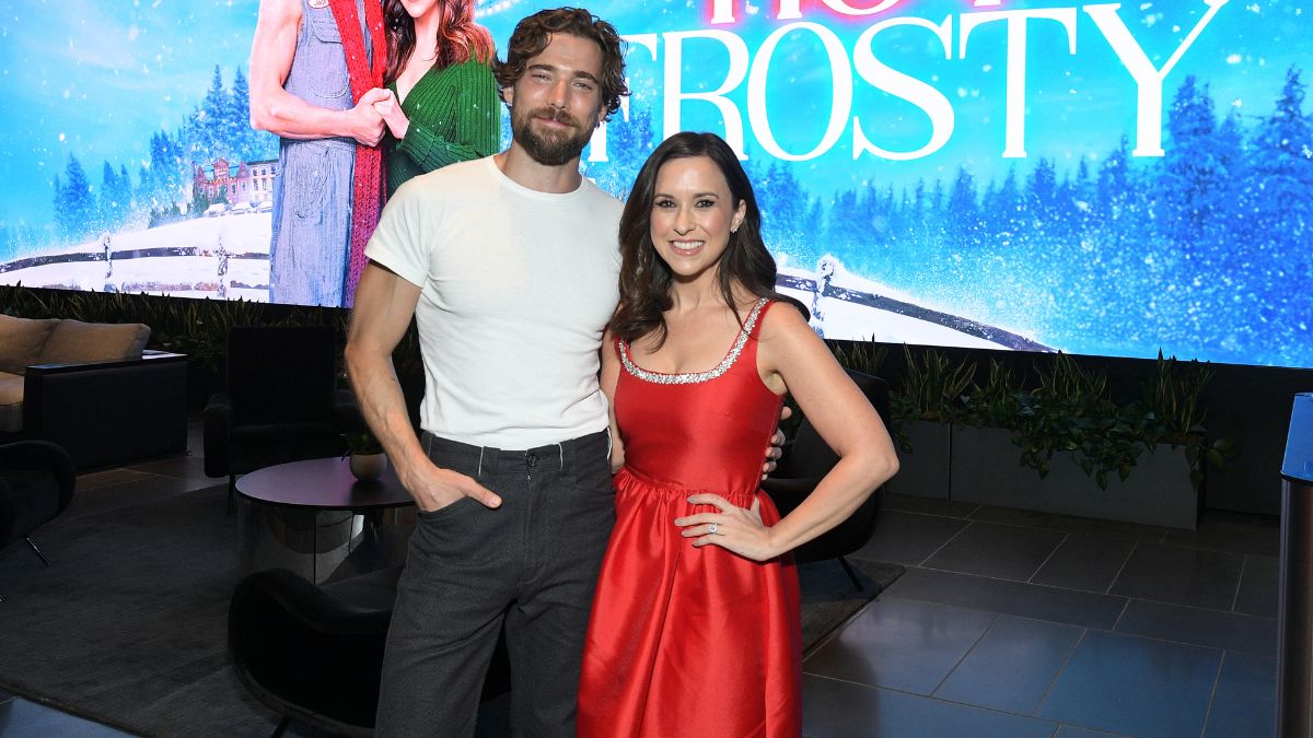 Lacey Chabert opens up about her special bond with Dustin Milligan<br>