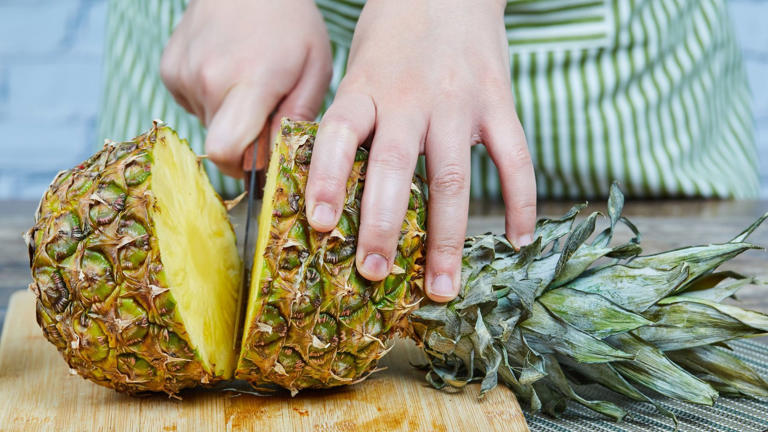 Olvida las rodajas: el mejor truco para cortar una piña entera en 60 ...