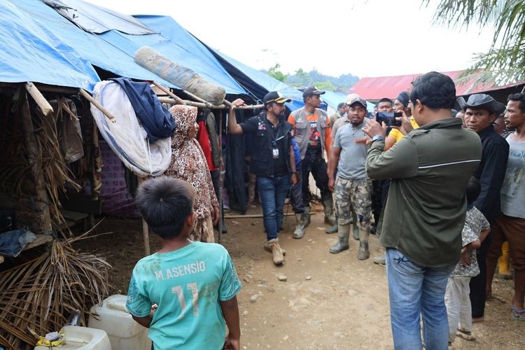 Bupati Aceh Timur Iskandar Usman Al-Farlaky di lokasi pengungsian korban banjir Desa Sijudo, Kecamatan Pante Bidari, Kabupaten Aceh Timur, Jumat (12/12/2025)