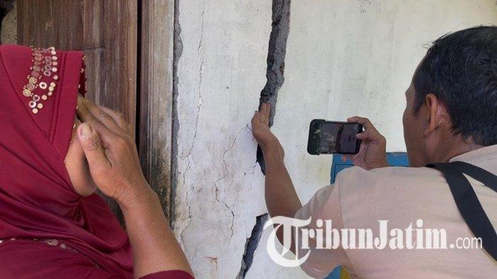 Dinding rumah retak, keluarga mengungsi akibat tanggul Sungai Slumbung terkikis
