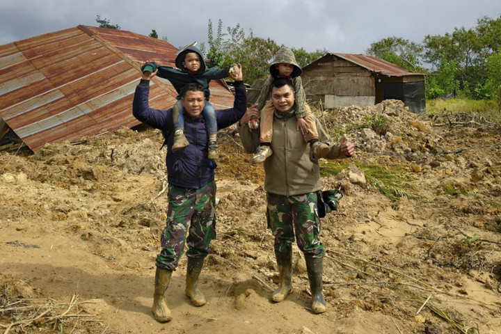 TNI Selamatkan Dua Anak Kembar di Zona Longsor Aceh