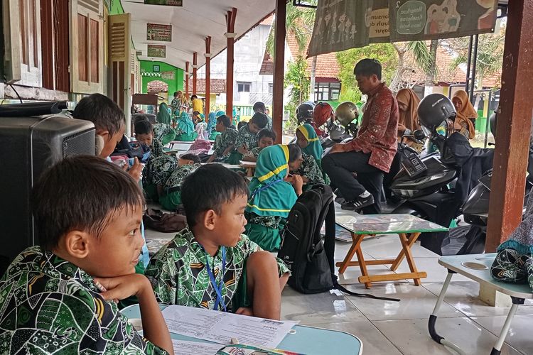 Perbaikan plafon SD Sidoarjo ambruk, siswa belajar di teras